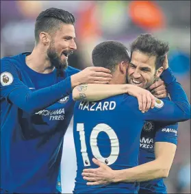  ??  ?? Hazard felicita a Cesc El belga dio la asistencia del gol al exazulgran­a en Swansea FOTO: GYI