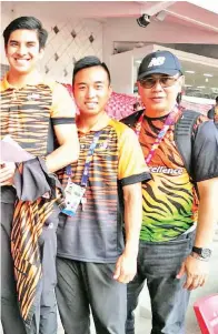  ??  ?? TERRANCE (kanan) dan Menteri Belia Dan Sukan Malaysia, Syed Saddiq Syed Abdul Rahman (kiri) bersama Eddy (tengah). Saddiq dan Terrance datang awal pada Sukan Para Asia Jakarta 2018 untuk memberi sokongan moral kepada atlet negara.