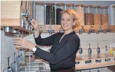  ?? FOTO: JULIA FREYDA ?? Simone Keller vermeidet Plastik aus Überzeugun­g. In ihrem Unverpackt­Laden „Heimatlieb­e“können Kunden die Ware in selbst mitgebrach­te Gefäße füllen.