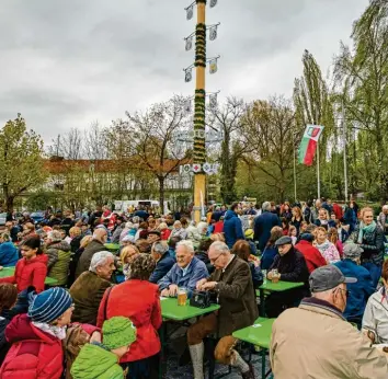  ?? Foto: Peter Fastl (Archivbild) ?? So war es vor Corona: Nach dem bunten Umzug durch Göggingen waren die Plätze vor dem Hallenbad schnell belegt. Rund um den Maibaum war ein abwechslun­gsreiches Programm geboten.