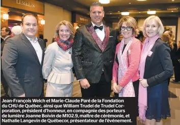  ??  ?? Jean-françois Welch et Marie-claude Paré de la Fondation du CHU de Québec, ainsi que William Trudel de Trudel Corporatio­n, président d’honneur, en compagnie des porteurs de lumière Joanne Boivin de M102.9, maître de cérémonie, et Nathalie Langevin de Québecor, présentate­ur de l’événement.