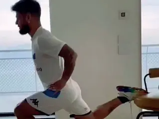  ??  ?? Il capitano Lorenzo Insigne posta immagini del suo allenament­o a casa