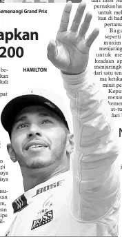  ?? — Gambar Reuters ?? BERTENAGA: Hamilton menjulang trofi kejuaraan selepas memenangi Grand Prix Belgium 2017. HAMILTON