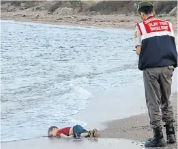  ?? AP ?? Horror. El cuerpo de Aylan, símbolo del drama de los refugiados.