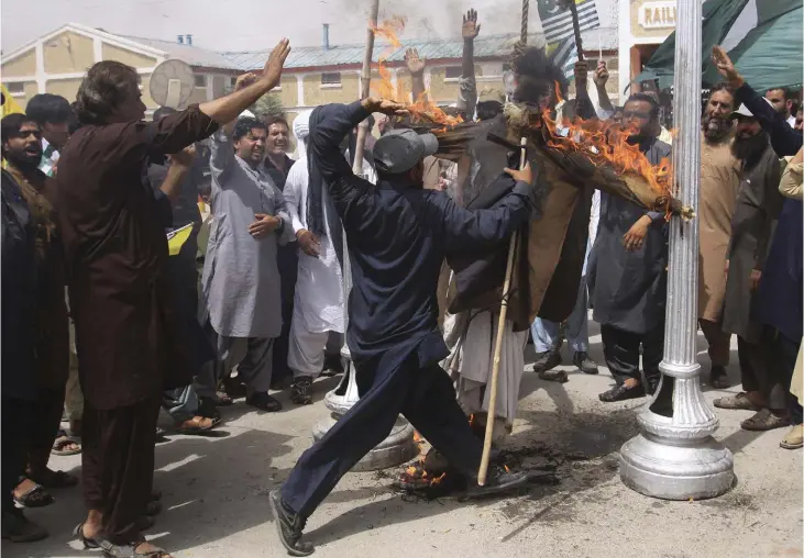  ?? Bild: Arshad Butt ?? En docka föreställa­nde Indiens premiärmin­ister Narendra Modi bränns av demonstran­ter i Pakistan efter Indiens beslut att ta ifrån Kashmir dess självstyre.