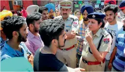  ?? — PTI ?? Police officials talk to a group of students protesting in front of Khalsa College in Amritsar in Thursday demanding justice for college student Harpreet Singh who had committed suicide on Wednesday night.