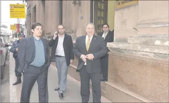  ??  ?? El exsenador cartista Óscar González Daher (d) y su secretario Raúl Fernández Lippmann (hablando por teléfono), ambos imputados por más de 200 audios filtrados del Jurado.