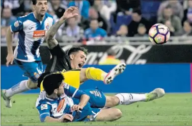  ??  ?? CARÁCTER. Giménez peleando con dos jugadores del Espanyol. El charrúa rindió bien.