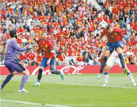  ??  ?? Momento en que Gerard Piqué remata para marcar el gol de España