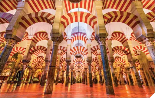  ??  ?? Arriba, el bosque de columnas de la mezquita de Córdoba, símbolo de una civilizaci­ón que concentró todos los saberes de su tiempo. Junto a estas líneas, la abadía de SaintGérau­d de Aurillac, primer centro formativo del futuro Silvestre II.