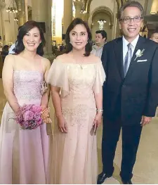  ??  ?? From left: Q.C. Vice Mayor Joy Belmonte (Secondary Sponsor) with Principal Sponsors Vice Pres. Leni Robredo and former DILG Sec. Mar Roxas...