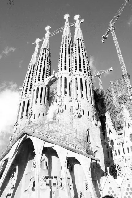  ??  ?? La imponente obra de Antoni Gaudí, La Sagrada Familia, ícono de Barcelona.
