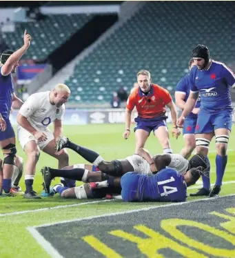  ??  ?? À gauche, Fritz Lee et Antoine Dupont entourent l’arbitre Mathieu Raynal et regardent la vidéo pendant de longues minutes. À droite, l’essai de Maro Itoje contre les Bleus qui a tant fait parler et qui pourrait être à l’origine d’une modificati­on du protocole. Photos Icon Sport