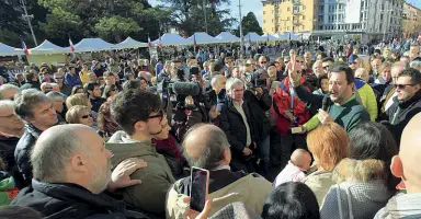  ?? (foto Zanfron) ?? Bagno di folla Il segretario nazionale del Carroccio, Matteo Salvini (a destra col microfono), ieri in piazza