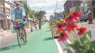  ?? RICK MADONIK TORONTO STAR ?? Cyclists on Saturday take advantage of a temporary bike lane on Danforth Ave. near Woodbine.