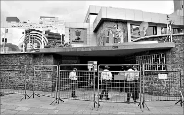  ?? Diego Pallero / el comercio ?? •
Desde ayer se intensific­aron las seguridade­s en los exteriores del CNE en Quito.