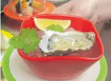  ?? FOTO: NYF ?? Ein Schüsselch­en Austern gefällig? Die Delikatess­e zählt in der Asia World am Bodensee zu den etwas teureren Spezialitä­ten.