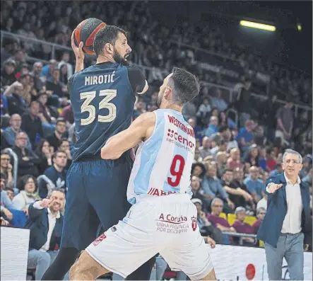  ?? Foto: ACB Photo ?? Nikola Mirotic, posteando a Leo Westermann. El ala-pívot montenegri­no cuajó un encuentro soberbio frente al obradoiro