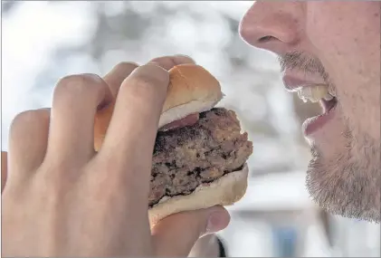  ?? PAUL SMITH PHOTO ?? Now that’s a big burger.