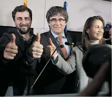  ??  ?? Carles Puigdemont chegou sorridente ao Meeting Center de Bruxelas por volta das 20.00 ( menos uma em Lisboa) quando as urnas fecharam e foram conhecidas as primeiras projeções à boca das urnas