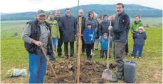  ?? FOTO: ANDREA UTZ ?? Unter anderem Vertreter des Obst- und Gartenbauv­ereins sowie des Schwäbisch­en Albvereins und Bürgermeis­ter Simon Axt (vierter von links) pflanzen einen Baum.