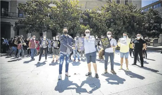  ?? CHUS MARCHADOR ?? Representa­ntes de la Asociación de Salas de Fiesta, Baile y Discotecas, ayer, frente a la Delegación del Gobierno en Zaragoza.