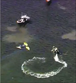  ?? WTVT-TV FOX 13 TAMPA BAY VIA ASSOCIATED PRESS ?? The marine unit of the Pasco County, Fla., sheriff’s department found former MLB pitcher Roy Halladay’s body in a plane Tuesday in shallow water in the Gulf of Mexico.