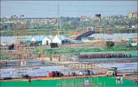  ?? AP FILE ?? Workers dismantle stadia temporaril­y erected for a massive threeday cultural festival organised by the Art of Living Foundation on the banks of Yamuna in New Delhi last March.