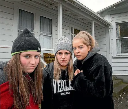  ?? SMITH/STUFF WARWICK ?? Old cold damp student flats in Palmerston North don’t impress Dena Harley, Holly Breen and Mary-Rose Henaghan.
