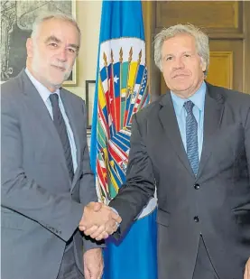  ?? DPA ?? Presentaci­ón. Moreno Ocampo y el jefe de la OEA, Luis Almagro.
