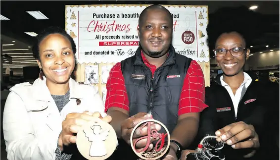  ?? ?? Anthea Samuels-Ngubane, Aubrey Nkosi and Bella Mogane showcase the beautiful handcrafte­d ornaments at The Grove.