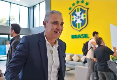  ??  ?? Técnico da Seleção, Tite já está na Granja Comary, onde espera os jogadores hoje para iniciar a preparação