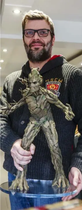  ?? FOTO VICTORIANO MORENO ?? Deze pop van ‘Groot’ uit Guardians of the Galaxy is 52 cm groot en kost 525 euro.