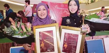  ??  ?? DATIN Suraya Haroun (kiri) dan Asisten Superinten­dan, Noor Ilyana Shaffae bersama Anugerah Iron Lady 2018.