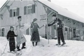  ?? FOTO: BUCH ?? Eiskalter Postler: In schneereic­hen Wintern erreichte der Postbote die Käserei Zurwies auf einer Anhöhe bei Wangen nur noch per Ski.