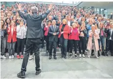  ?? FOTO: DPA ?? Die Mitglieder der Spd-fraktion applaudier­en ihrem alten und neuen Vorsitzend­en Rolf Mützenich (vorne) nach der Sitzung im Bundestag. Karl Lauterbach (rechts außen) trägt als einzige Person einen Mund-nasen-schutz.