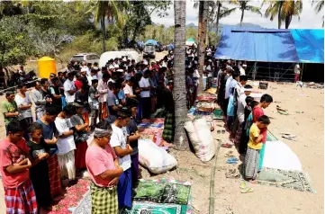  ??  ?? Villagers stand during Friday prayer at a refugee camp after earthquake hit Sigar Penjalin village in North Lombok, Indonesia.