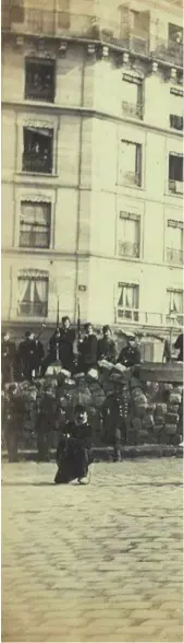  ??  ?? Fotografía de una barricada de la Comuna de París de 1871 con guardias nacionales