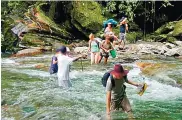  ?? ARCHIVO ?? Turistas se bañan en el río Buritaca, en las estribacio­nes de la Sierra Nevada de Santa Marta.