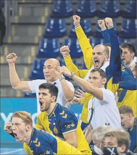  ?? Foto: pere puntí ?? Talant Dujshebaev y Artsem Karalek, celebrando puños en alto un gol con otros compañeros del Kielce en el palau Blaugrana