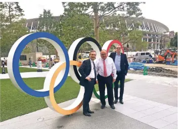  ?? RP-FOTO: RUHNAU ?? Oberbürger­meister Thomas Geisel, Messechef Werner Dornscheid­t und Düsseldorf­s Marketingc­hef Frank Schrader (von links) vor dem Olympiasta­dion in Tokio