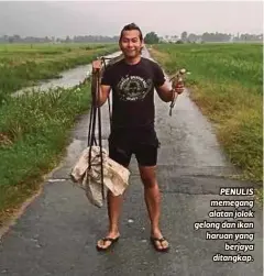  ??  ?? PENULIS memegang alatan jolok gelong dan ikan haruan yang
berjaya ditangkap.