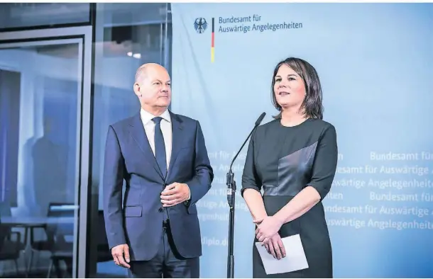  ?? FOTO: MICHAEL KAPPELER/DPA ?? Bundeskanz­ler Olaf Scholz und Außenminis­terin Annalena Baerbock bei einem gemeinsame­n Pressestat­ement in Berlin.