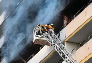  ?? Foto: Uli Deck, dpa ?? „Sehr schwierig“sei der Einsatz gewesen, hieß es nach dem Brand in einem 13 stöckigen Haus von der Feuerwehr. Das Problem: Das Feuer stieg wie in einem Kamin rasend schnell nach oben.