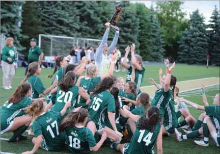  ?? KEN SWART — FOR MEDIANEWS GROUP ?? Pontiac Notre Dame Prep players celebrate with the Division 3 regional championsh­ip trophy, after beating Grosse Ile, 3-0, on Thursday to claim their first regional title since 2016.