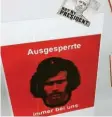  ?? Foto: Eisele ?? Pro Breitner, Contra Hoeneß: Bei der Jahreshaup­tversammlu­ng des FC Bayern waren diese Sticker zu sehen.