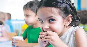  ??  ?? ALIMENTOS. Los especialis­tas aconsejan ajustar la merienda a las necesidade­s y gustos del niño.