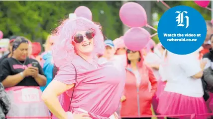  ?? Main Photo / Chris Loufte ?? Christine Acraman spreads the pink message at Auckland Domain. Inset, Stacey Morrison.