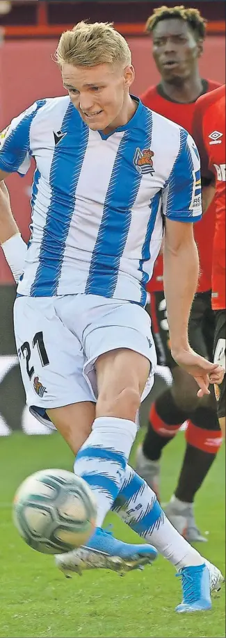  ??  ?? URDIN. Odegaard definió con clase en el gol del triunfo de la Real Sociedad en Mallorca.