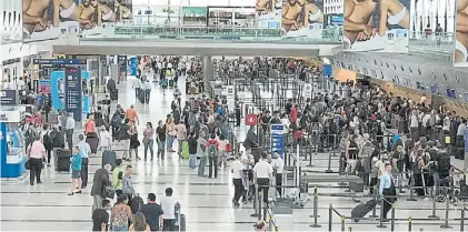  ??  ?? Aeropuerto­s. La irrupción de las ventas de pasajes por la web cambió radicalmen­te el negocio turístico.